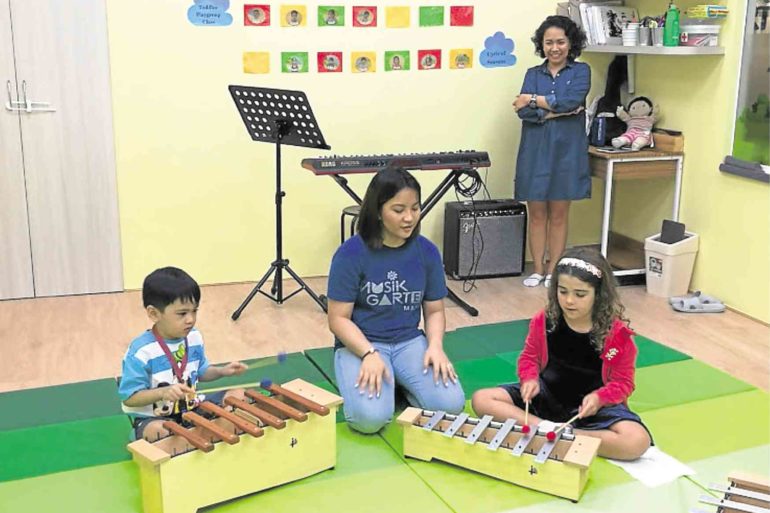 BEYOND DO-RE-MI Nikki Junia (standing) operates Musikgarten, a school for children in the Philippines which follows an early music and movement program to enable language development, selfexpression, memory skills, concentration, social interaction, among others, all in a fun setting. —POCHOLOCONCEPCION