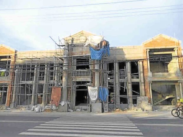 NHCP berates Erap’s City Hall for ‘midnight demolition’ of old Magnolia building in Quiapo
