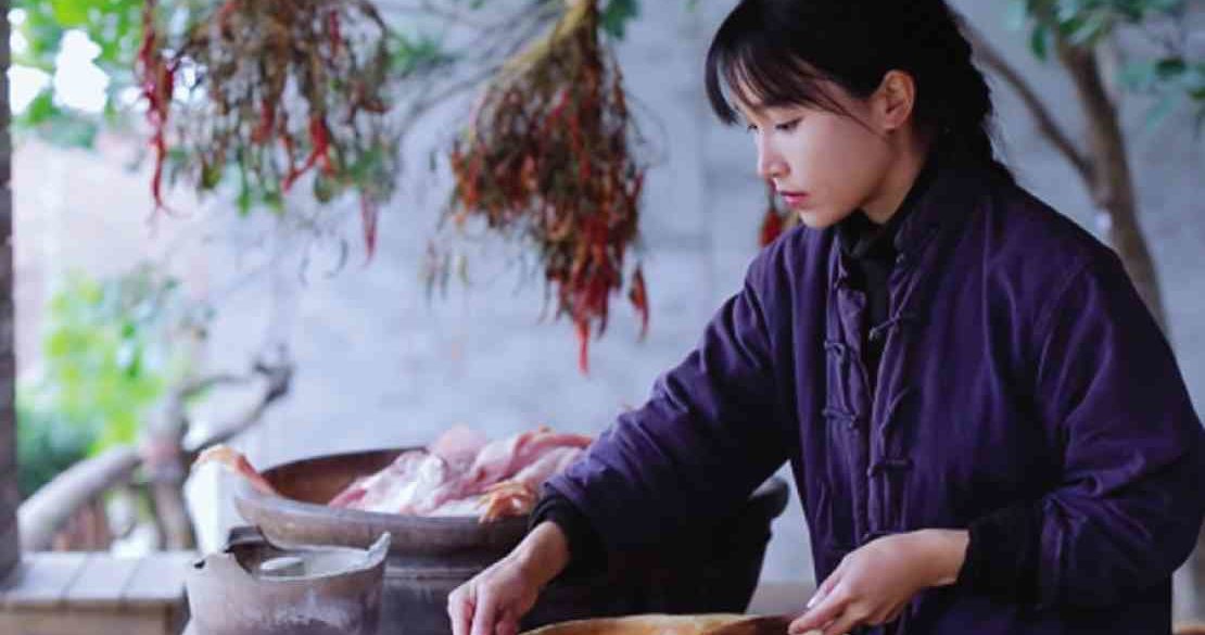 Li Ziqi preparing to cook