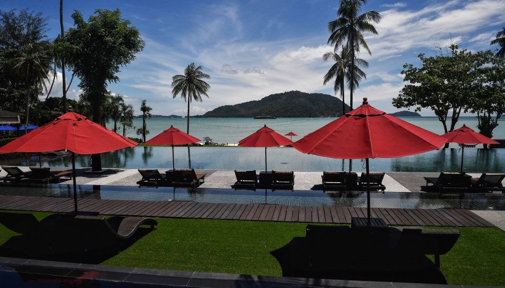 This photo taken on September 30, 2020 shows an empty pool at the luxury Vijitt Resort in Phuket. - A private infinity pool, gourmet meals... and round-the-clock surveillance from a "war room" -- the first foreigners to arrive in Thailand will be ensconced in luxury conditions under some of the strictest quarantine rules in the world. (Photo by Lillian SUWANRUMPHA / AFP) / To go with 'THAILAND-HEALTH-VIRUS-TOURISM' by Thanaporn PROMYAMYAI and Sophie DEVILLER