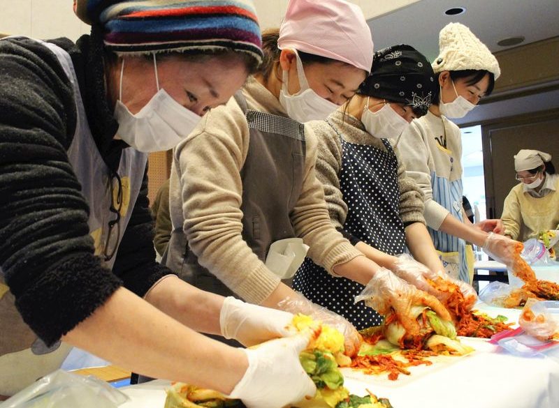 people making kimchi