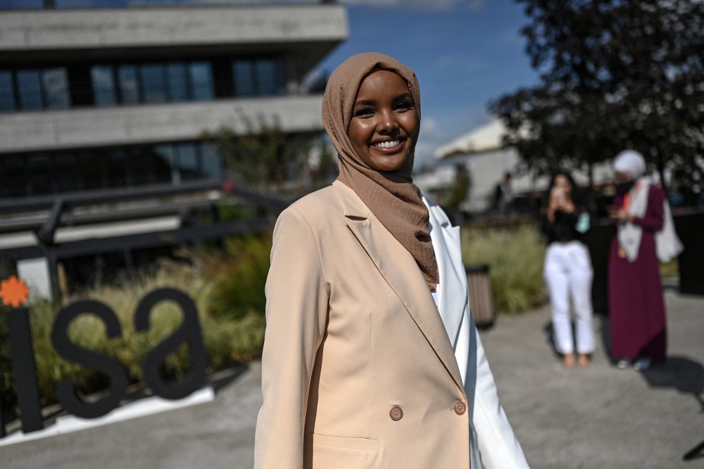 Somali-American former model Halima Aden poses on September 14, 2021, during an event in Istanbul. - Halima Aden, the first supermodel to wear a hijab and pose in a burkini, has ripped up her lucrative contracts in an industry she feels lacks "basic human respect" and entered the emerging world of "modest fashion" design instead. For the Somali-American who was born in a refugee camp in Kenya, it was a matter of preserving her self-worth and well-being in a fast and loose sector that increasingly clashed with her Muslim values. (Photo by Ozan KOSE / AFP)