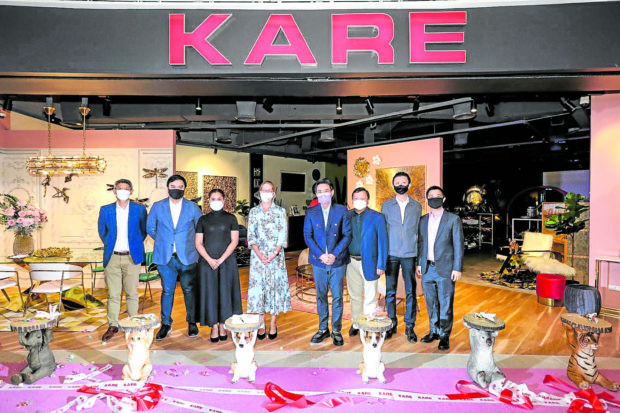 VIPs cut the ceremonial ribbon at the opening of Kare’s 1000-foot showroom at The Podium in Mandaluyong City