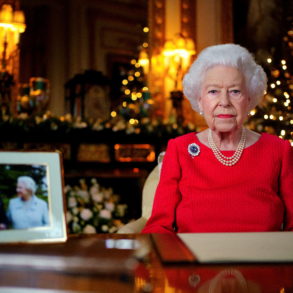 Queen Elizabeth flies to Sandringham after COVID disrupted Christmas plan