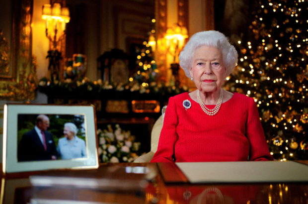  Queen Elizabeth flies to Sandringham after COVID disrupted Christmas plan