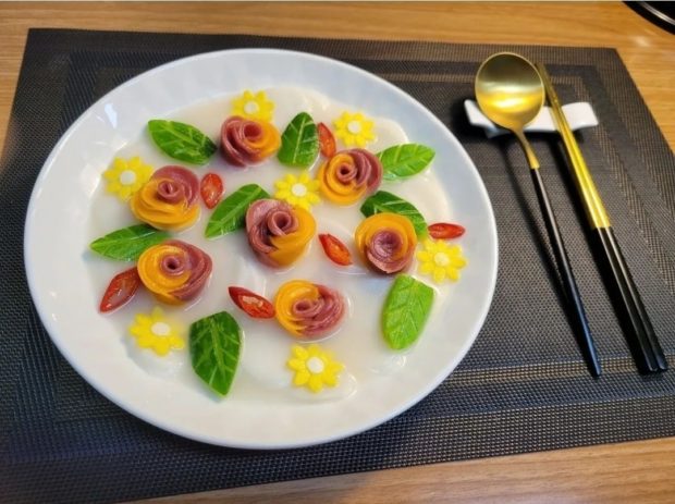 Tteokguk with flower-shaped dumplings and jidan