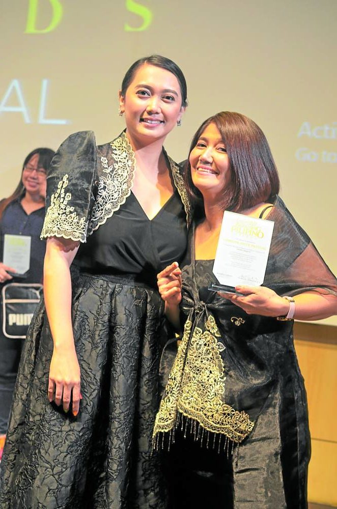  Cowilyn Pascual with her mom Koni at the 2019 Gawad Geny Lopez Jr. Bayaning Kabataang Filipino awarding ceremony