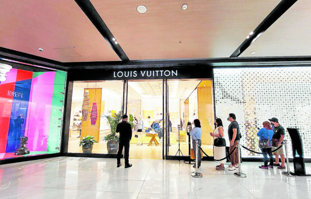 Louis Vuitton in Greenbelt 3 has enjoyed a consistent crowd since it opened late last year, and Tuesday was no different.