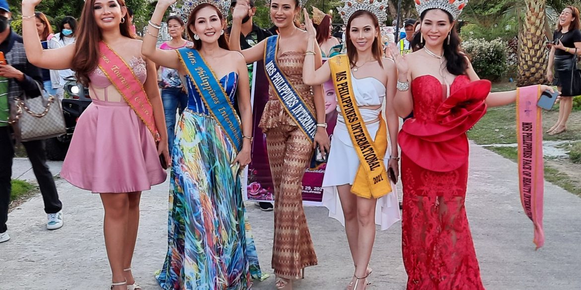Reigning Mrs. Philippines International Leona Luisa Andersen (center) leads her pageant organization’s queens in a parade at Torres Farm and Resort