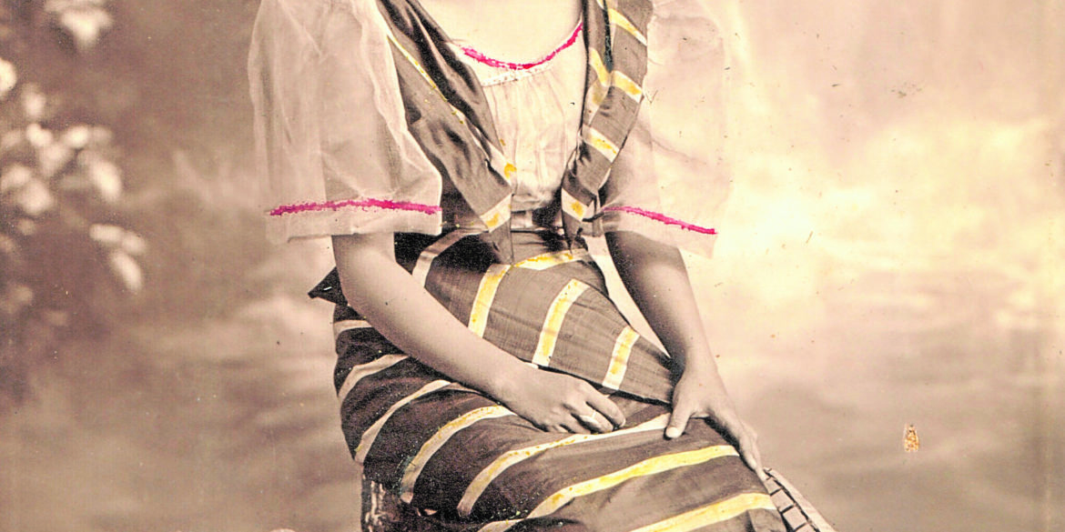 Circa 1930s Balintawak from the album of Inang Paras. Traditionally the “alampay” matches the “tapis.”