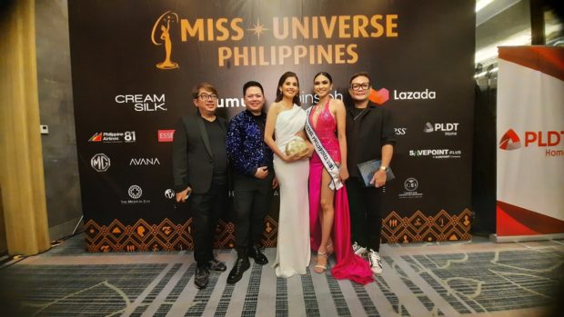 Miss Universe Philippines Beatrice Luigi Gomez (second from right) poses with the pageant’s officers (from left) Albert Andrada, Voltaire Tayag, Shamcey Supsup-Lee, and Jonas Gaffud. STORY: Miss Universe PH unveils new crown for 2022 pageant