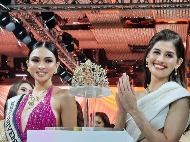 Miss Universe Philippines National Director Shamcey Supsup-Lee (right) and reigning queen Beatrice Luigi Gomez lead the unveiling of the ‘La Mer En Majesté’ crown./ARMIN P. ADINA
