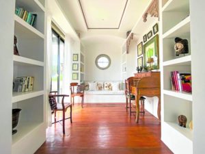 Nicole’s library has built-in bookshelves and a built-in banquette. A secretaire desk and Chinese antique chairs lend history.