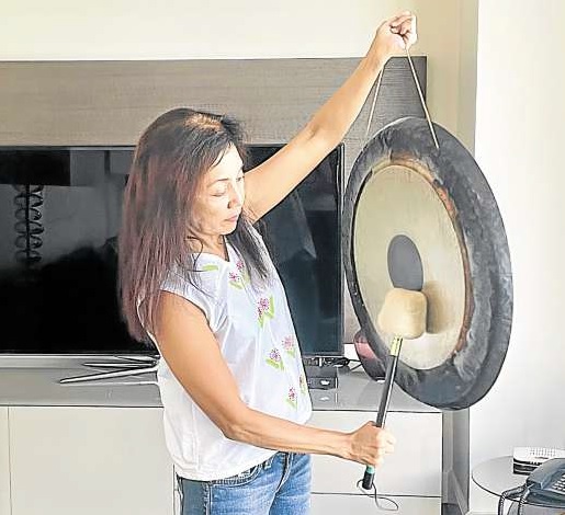 Rosan Cruz uses the gong to clear up negative vibes in a space.