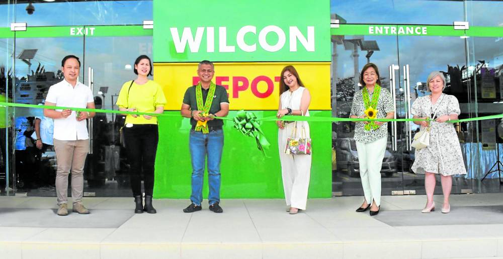 Wilcon Depot, Philippines’ leading home improvement and construction retailer, reaches another milestone as it opens its 80th store in Calapan City, Oriental Mindoro. From left: Wilcon Depot AVP for sales and operations Rowell Suarez, Wilcon Depot president and CEO Lorraine Belo-Cincochan, Oriental Mindoro Provincial Gov. Hon. Humerlito “Bonz” A. Dolor and Hiyas Govinda Dolor, Calapan City Mayor Hon.Marilou F. Morillo, Wilcon Depot SVP for product development Eden Godino