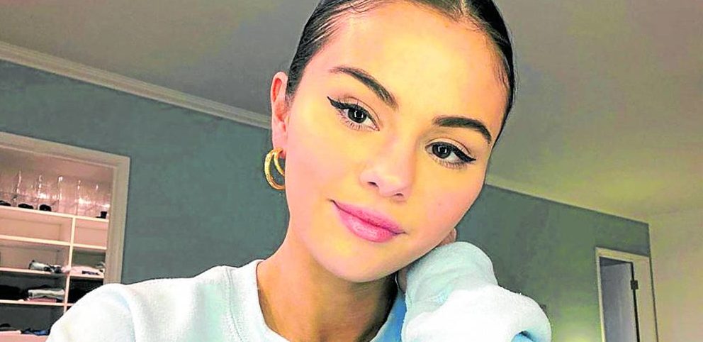 Celebrities who are organ transplant recipients include singer Selena Gomez.