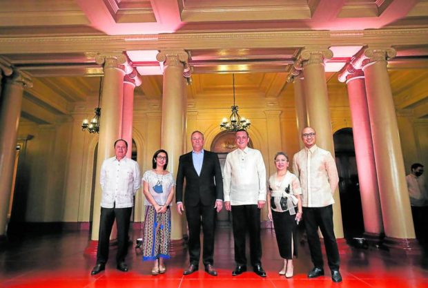 Emhoff (third from left) with (from left) National Museum board member Andoni Aboitiz and chair Evangeline Lourdes “Luli” Arroyo-Bernas, National Museum director general Jeremy Barns, deputy director general for administration Rosenne Avila, deputy director general for museums Jorell Legaspi —LYN RILLON