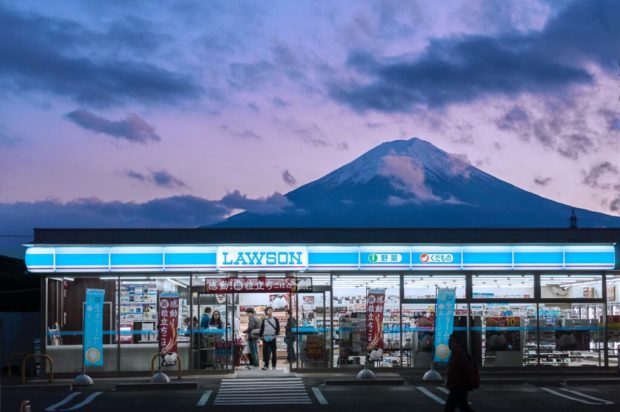 I primi minimarket in Giappone sono stati fondati a metà degli anni '70 grazie alla collaborazione tra la Southland Ice Company e il rivenditore giapponese Ito-Yokado Co., Ltd.