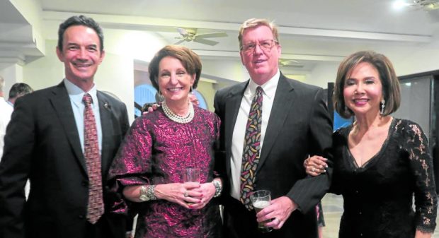L'ambassadeur de Nouvelle-Zélande Peter Kell, l'ambassadeur des États-Unis MaryKay Carlson, Aubrey Carlson et le consul général de Monaco Fortune Ledesma 