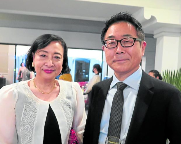 Yuko Koshikawa et l'ambassadeur japonais Kazuhiko Koshikawa