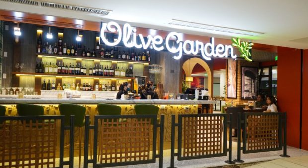 Olive Garden bar 