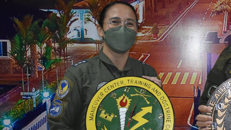A Coronel Maria Christina Basco é mãe de quatro filhos, esposa, piloto, chefe de Assuntos Internacionais da Força Aérea e muito mais.
