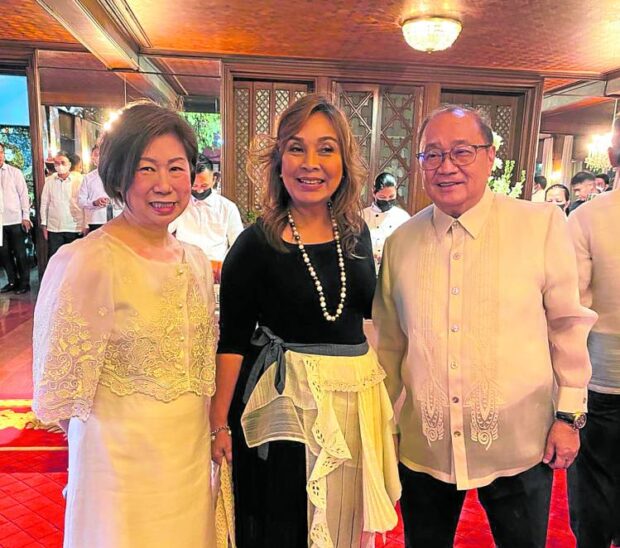 Tessie Sy Coson, Sen. Loren Legarda in Jor-el Espina“tapis” and Manny Pangilinan —Cheche V. Moral
