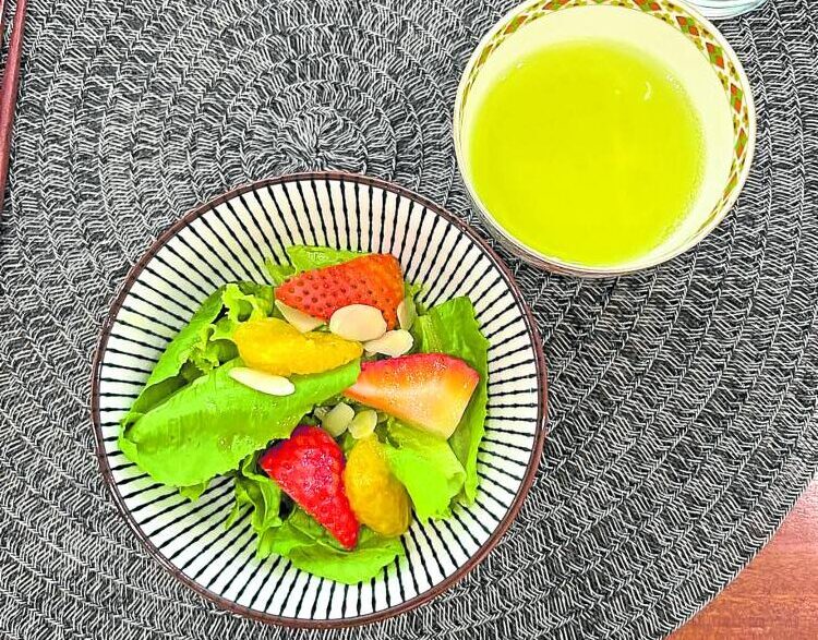 Green salad with matcha dressing paired with “sencha” green tea