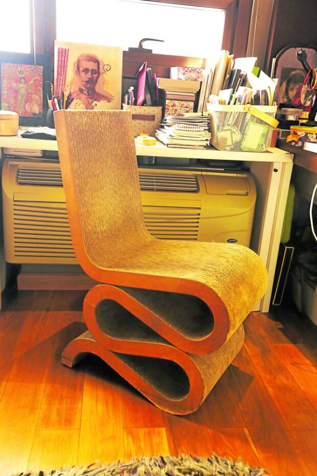 Wiggle chair by Frank Gehry, which she uses in her bedroom, is one of her manywhimsical chairs.