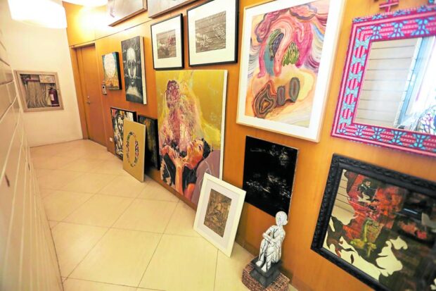 Oreña-Drilon says her lone neighbor doesn’t mind theexplosion of artworks that has taken over their common
foyer, including a painting of her by Winner Jumalon.