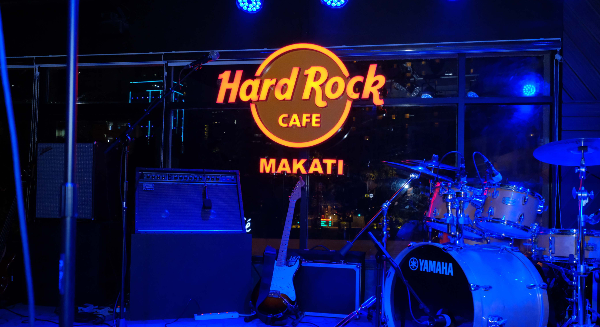 Dishes, drinks, and dancing Hard Rock Café pumps up the volume with