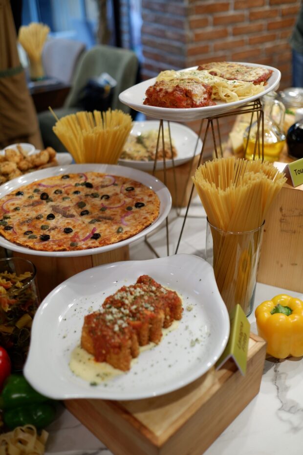 Italian American feast at Olive Garden[15001]