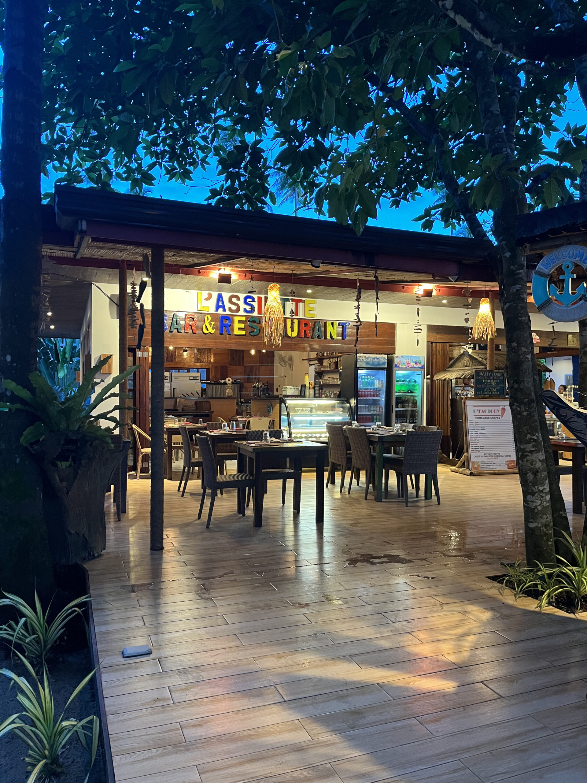 L’Assiette Bar and Restaurant in Lio Beach | Photo courtesy of Martin Agustin
