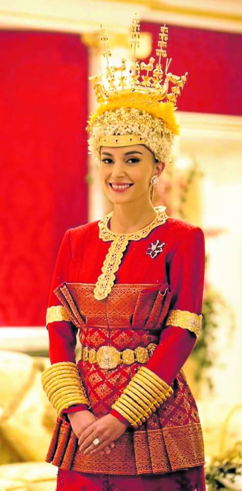 Anisha in traditional attire at Majlis Istiadat Berbedak Pengantin Diraja —@muash.portfolio INSTAGRAM