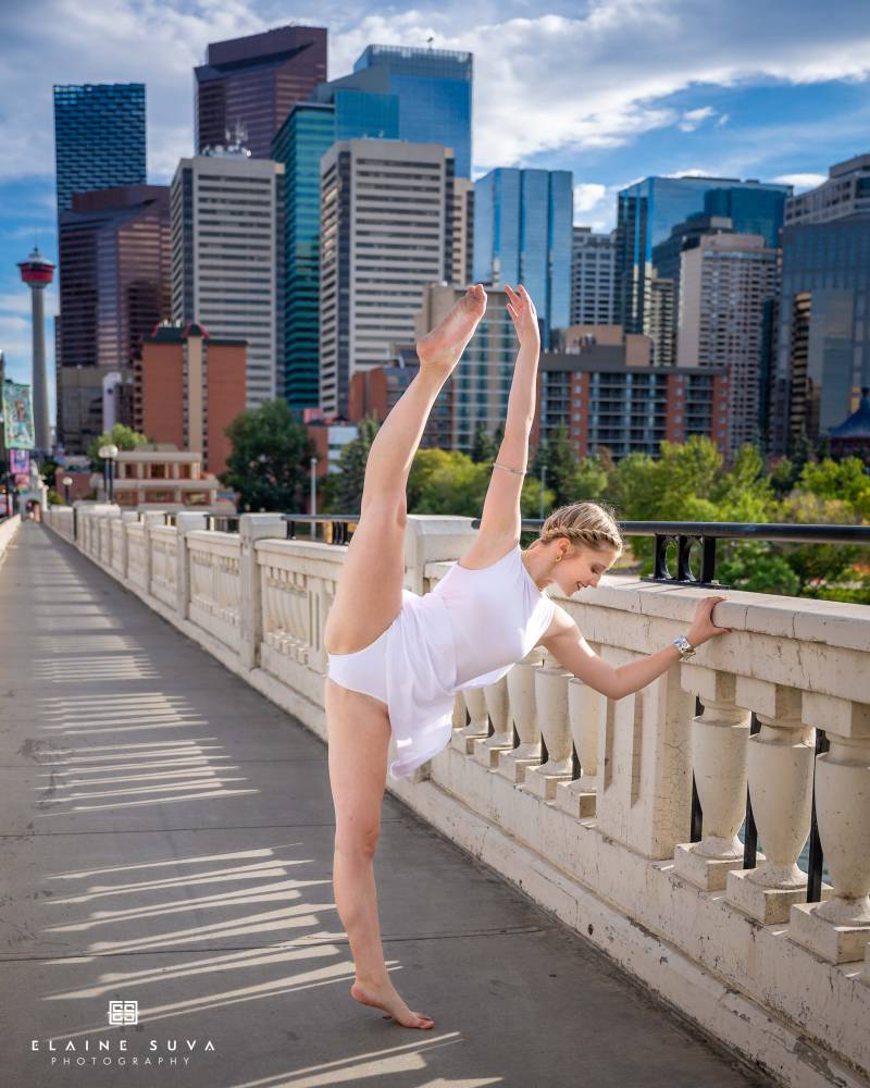 Calgary, with its natural beauty and pretty skyline with modernbuildings, nice architecture and bridges, provides breathtaking
subjects for Suva’s landscape photography as well as scenic
backgrounds for portraiture.