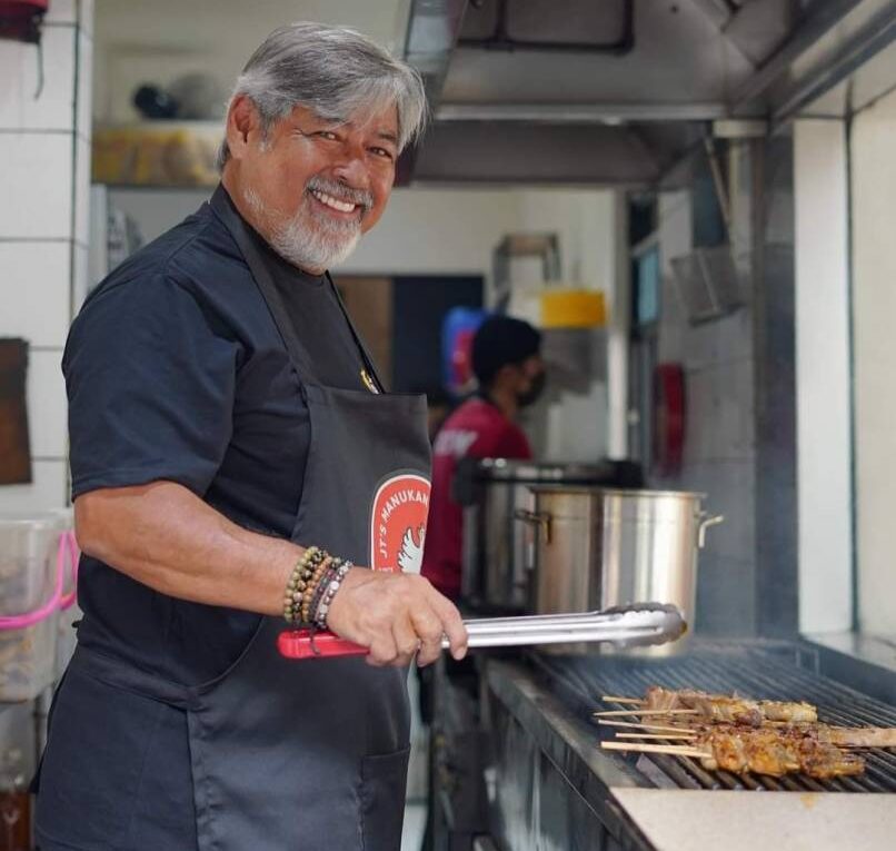The actor/restaurateur is stillgrilling two decades down the
road.