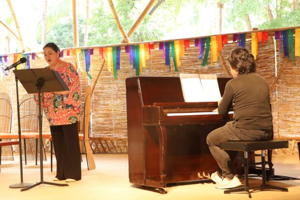 Sinabayan ni Soprano Margarita Roco sa piano ang kompositor na si Joel Balsamo —LITRATO NI ORLY DAQUIPIL