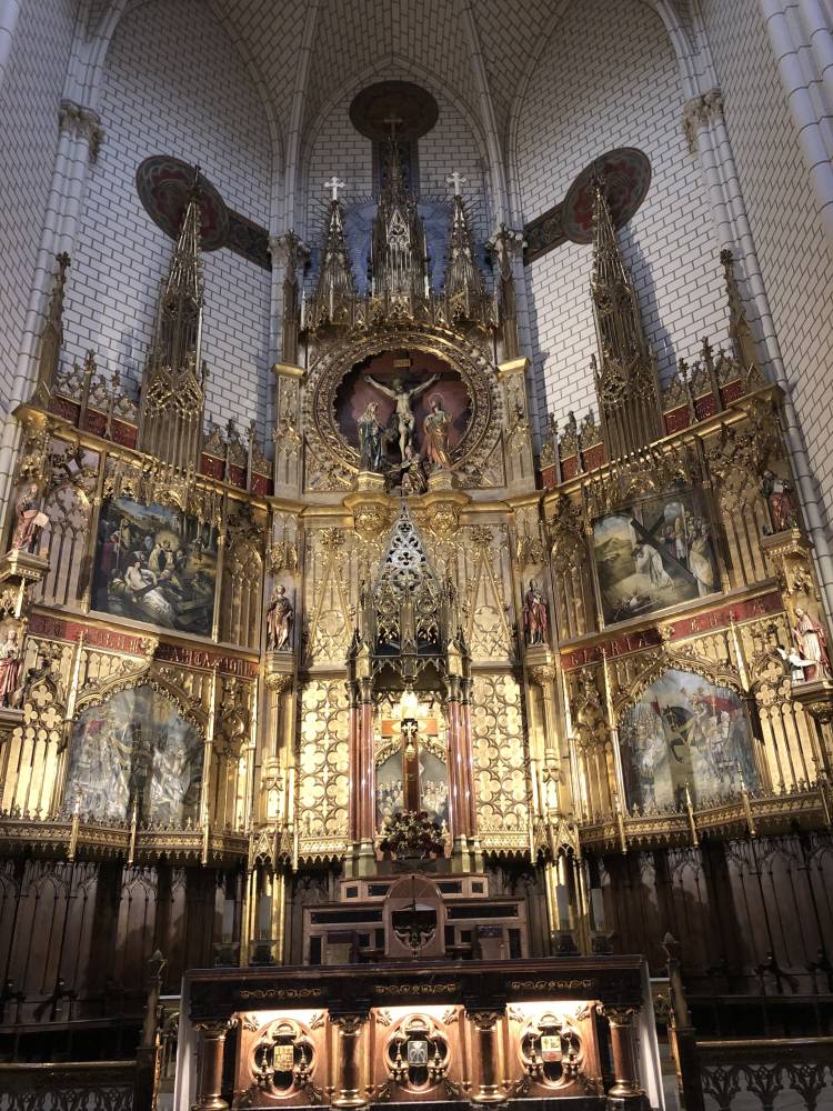 Enshrined in the main retablo of the Parroquia de la Santa Cruz is arelic of the True Cross. 