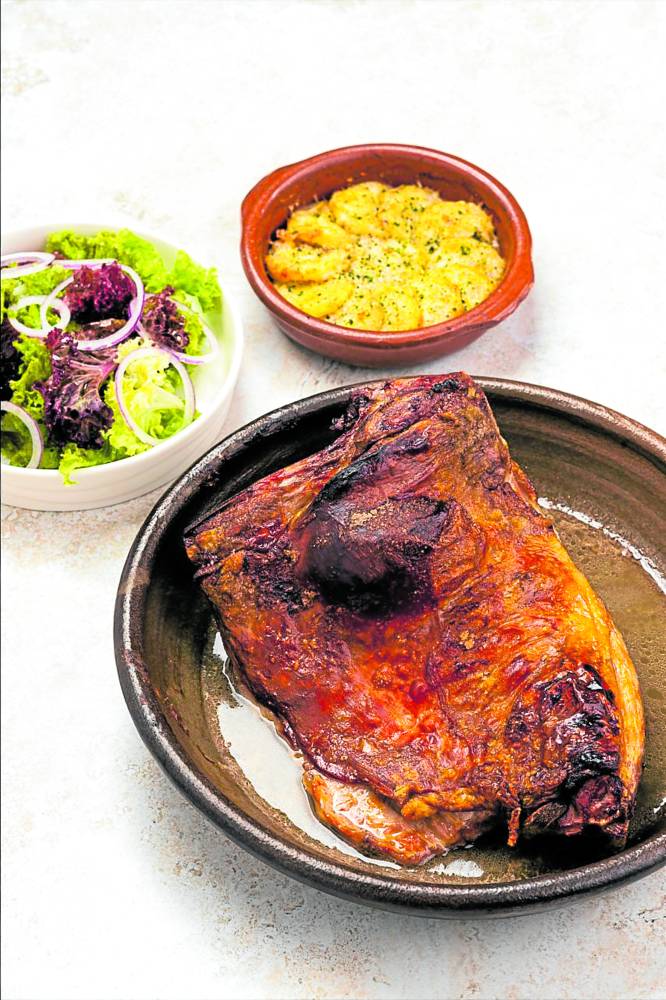 “Lechazo” with green salad and stewed potatoes