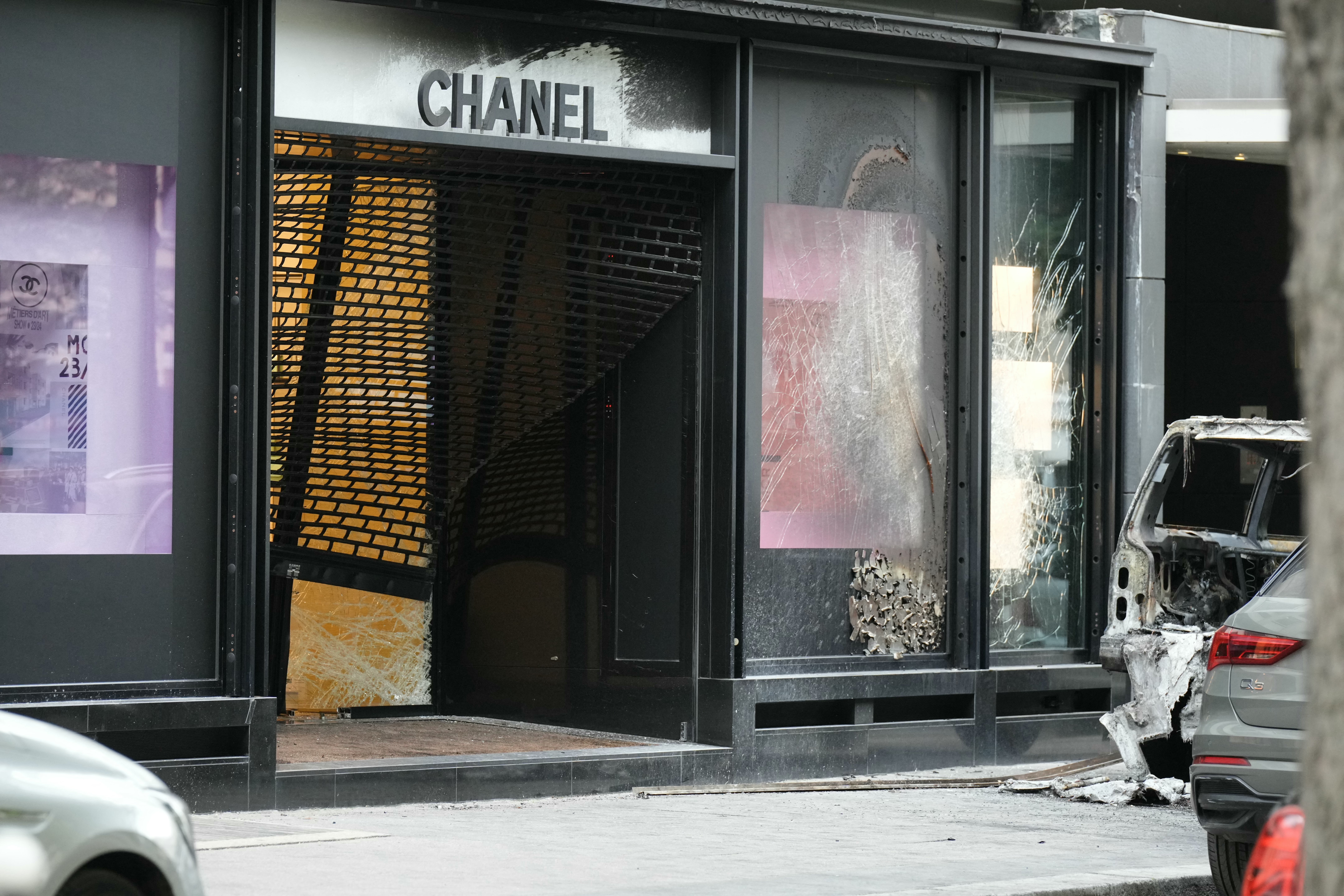 Thieves ram car to Chanel store in Paris