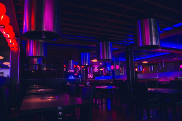 Dramatic, neon-lit na interior ng Young Won Asian Grill