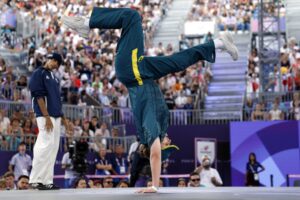 Australia's Rachael Gunn (R), known as Raygun competes against France's Sya Dembele, known as Syssy in the Women's Breaking dance Round robin of the Paris 2024 Olympic Games at La Concorde in Paris, on August 9, 2024. (Photo by Odd ANDERSEN / AFP)