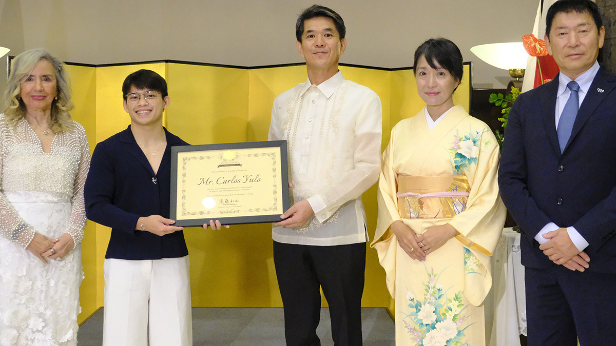 Cynthia Carrion, Carlos Yulo, Japan Ambassador Endo Kazuya and wife Akiko, and Fédération Internationale de Gymnastique president Morinari Watanabe