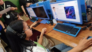 Students use VLAS, a 360-degree 3D biology lab simulator.