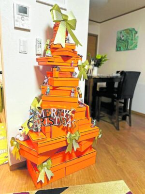 Carey Arroyo’s tree made with Hermèsmade with Hermès boxesboxes