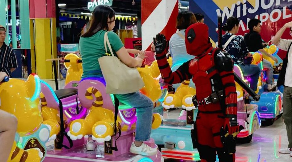 Deadpool gives a high five. —PHOTOS BY ALLAN POLICARPIO