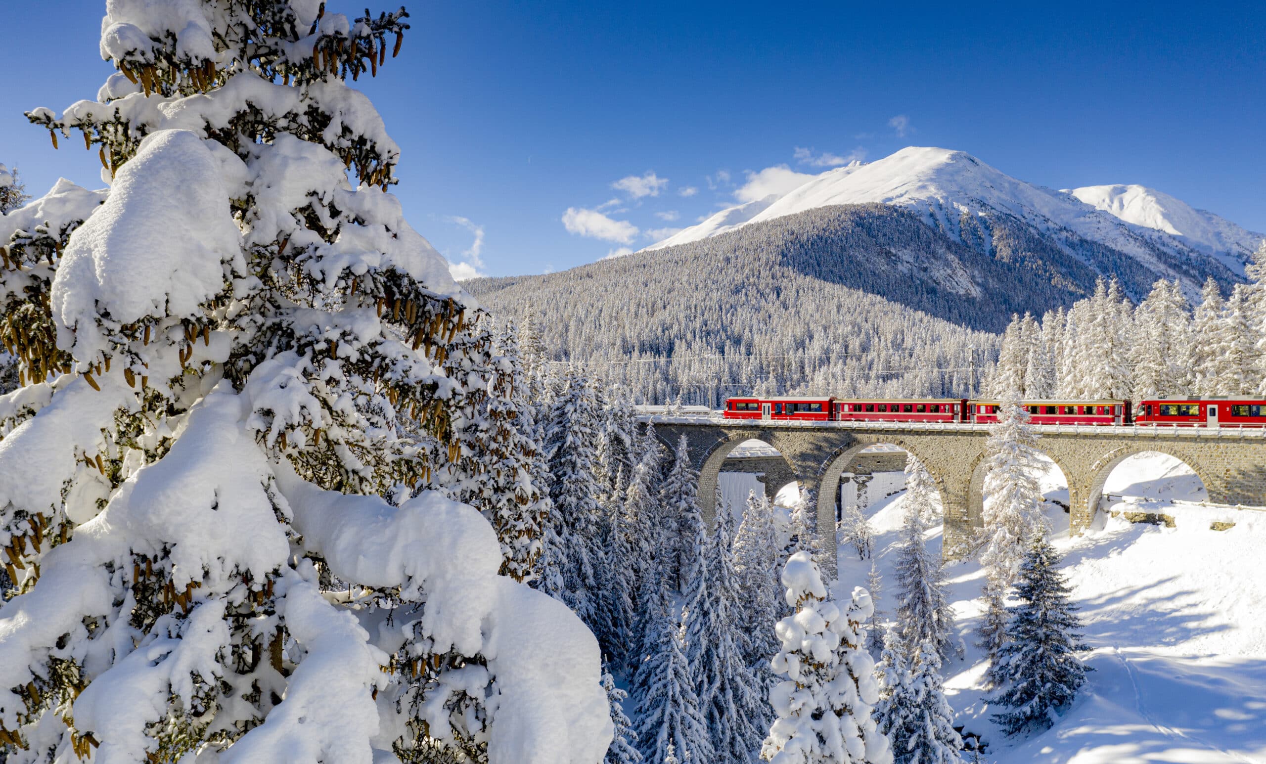 Ang tren ng Bernina Express sa Switzerland