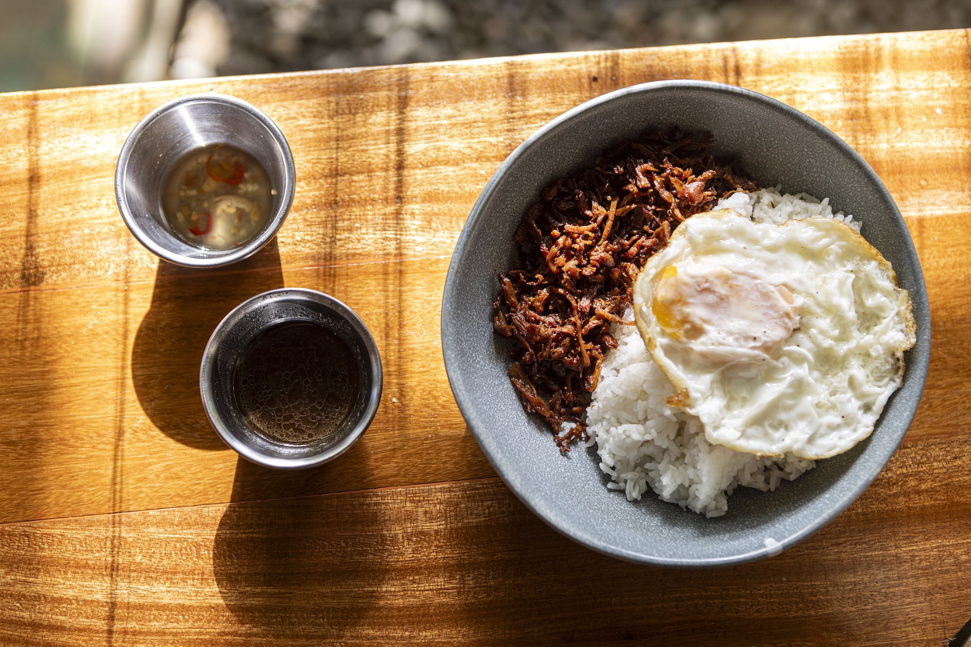 Ang malutong na adobo flakes na almusal ay isang sikat na pagpipilian sa mga lokal