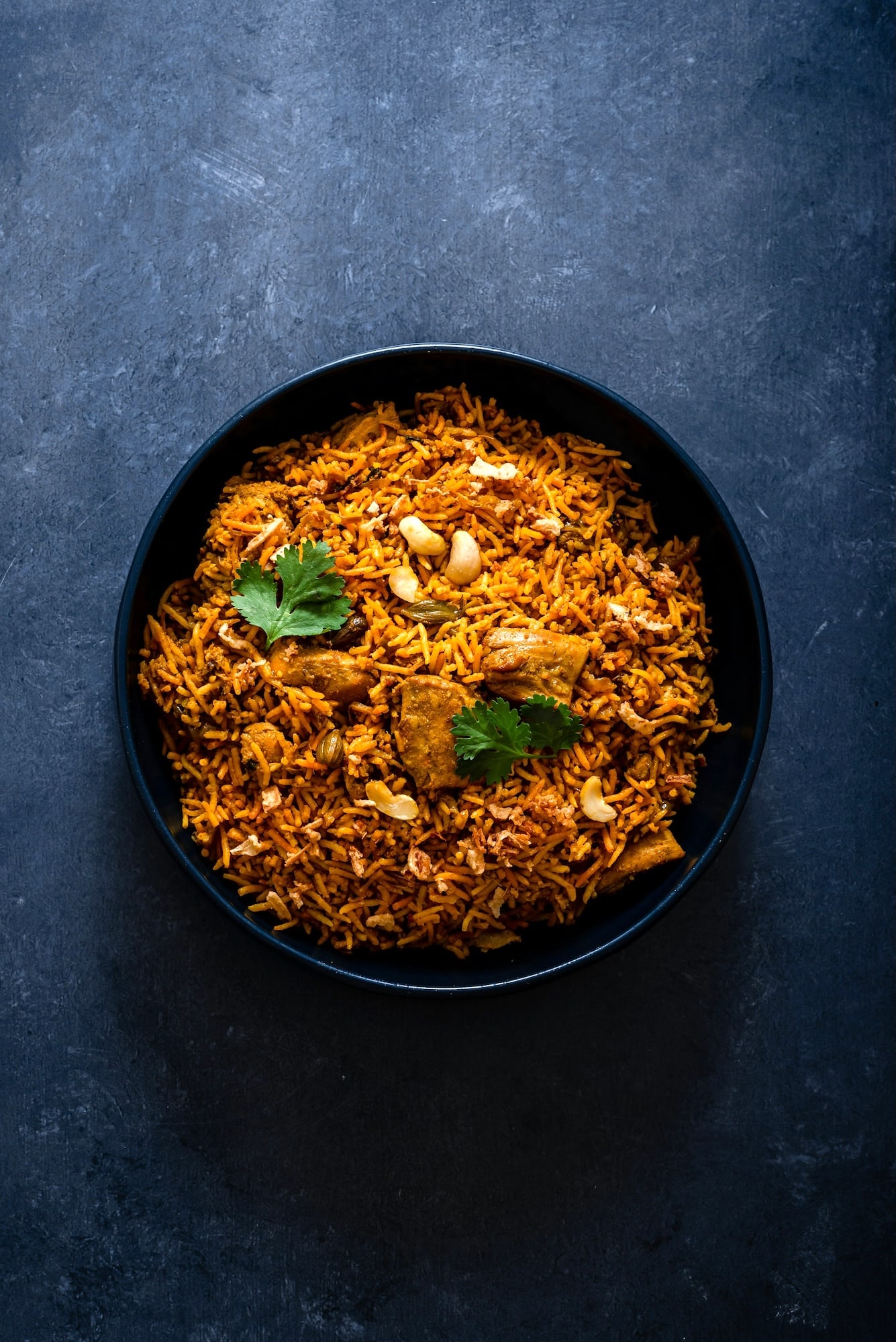 Ang Biryani, na nagmula sa mga kultura ng India at Arabe, ay kumukuha ng parehong ruta sa Pilipinas, salamat sa malaking bahagi sa mga migranteng manggagawa na bumalik sa bahay | Larawan ni Natalie Behn/Unsplash+