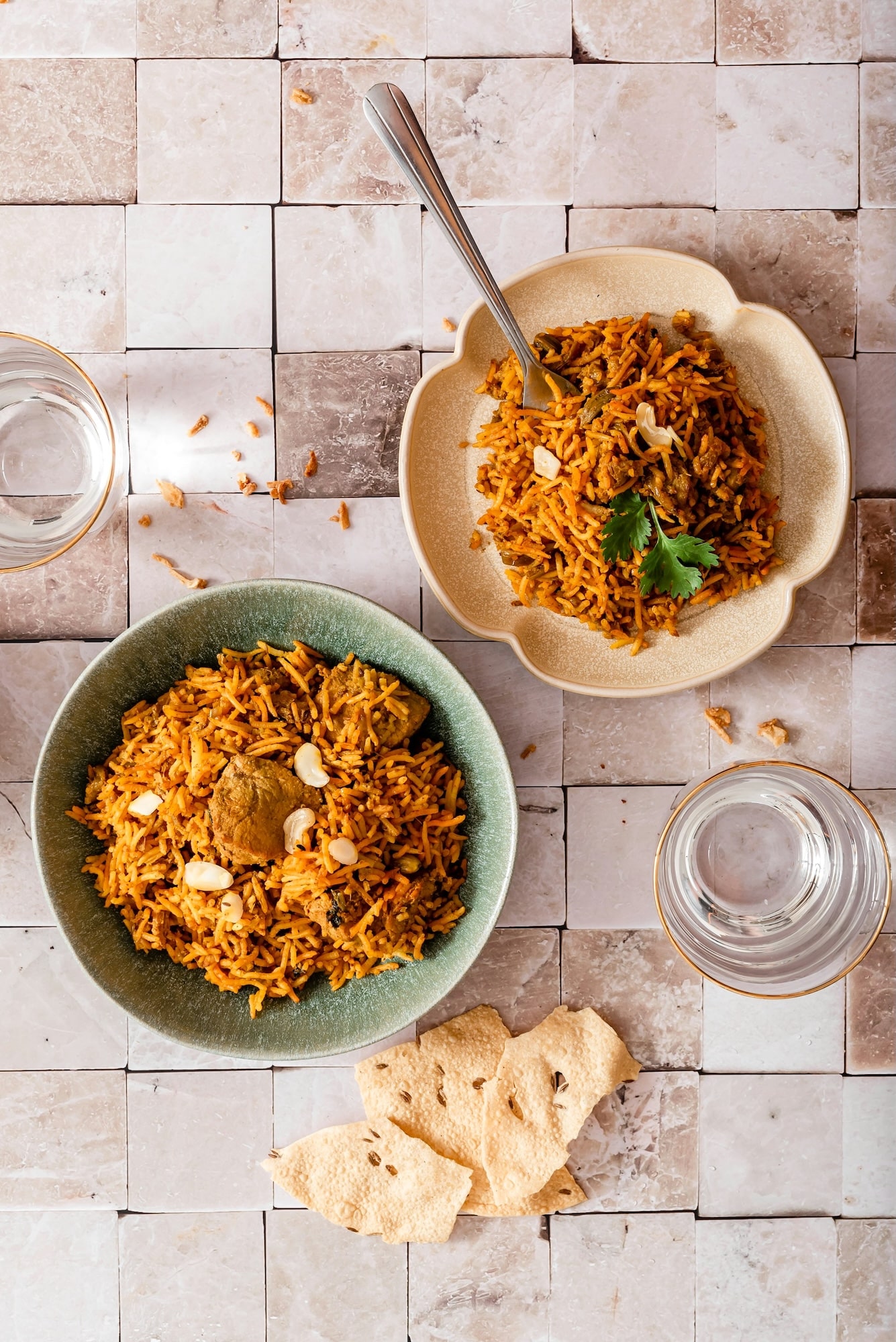 Kabaligtaran sa nagmadali na likas na katangian ng mga eateries na nakatutustos sa mga commuter, mayroon ding mga restawran ng Biryani kung saan ang isang tao ay sinadya upang ihinto, umupo, at masarap ang pinggan | Larawan ni Natalie Behn/Unsplash+